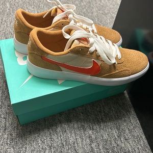 NIKE SB HERITAGE VULC COAST FLAX/COLLEGE ORANGE-OATMEAL LINEN SZ 6 [CD5010-201]